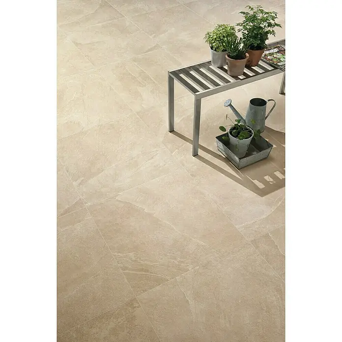 Terrassenfliese Click and Go Ardesia Lignea Rovere - 60 x 60 cm, Eiche, Matt - Bodenbelag mit Fliesen in Beige, ein Metalltisch mit Pflanzen und eine Gießkanne darauf.