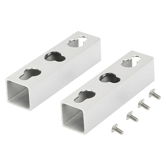 Ledvance Wandhalterung AIR KIT WALL - Aluminium, Passend für: Ledvance UVC AIR V70 WT EU - Zwei silberne, quadratische Metallprofile mit Löchern und vier Schrauben liegen auf schwarzem Hintergrund.