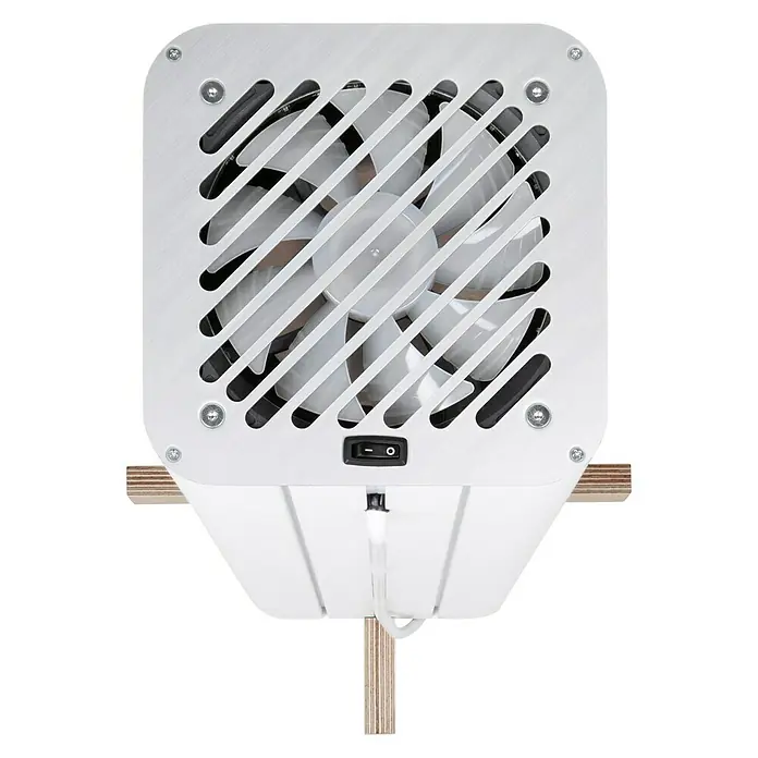 Ledvance Standfuß AIR KIT FLOOR STAND - Passend für: Ledvance UVC AIR V70 WT EU, Braun - Ein weißer Ventilator mit schrägen Lamellen und einem An/Aus-Schalter, der auf einem Holzständer montiert ist.