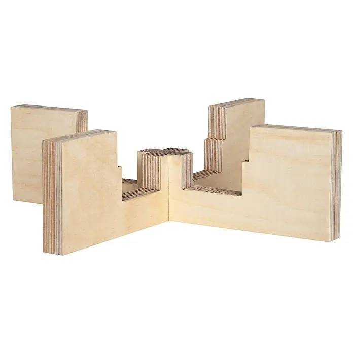 Ledvance Standfuß AIR KIT FLOOR STAND - Passend für: Ledvance UVC AIR V70 WT EU, Braun - Produktansicht eines kreuzförmigen, mehrschichtigen Pflanzenständer aus hellem Holz. Die Holzschichten sind klar erkennbar.
