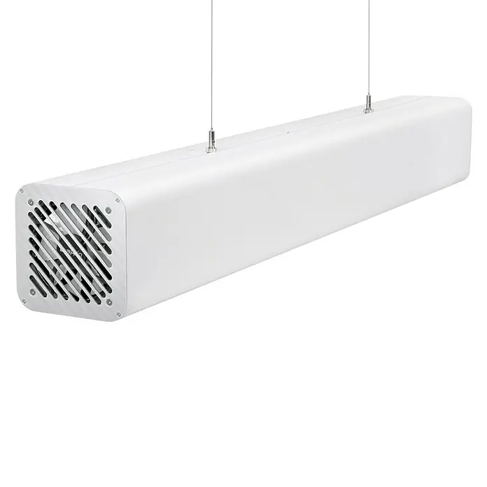 Ledvance Deckenhalterung AIR KIT PENDANT - Silber, Stahl, Passend für: Ledvance UVC AIR V70 WT EU - Eine weiße, längliche LED-Leuchte hängt an zwei Stahlseilen. Die Leuchte hat ein Gitter an der Stirnseite und abgerundete Kanten.
