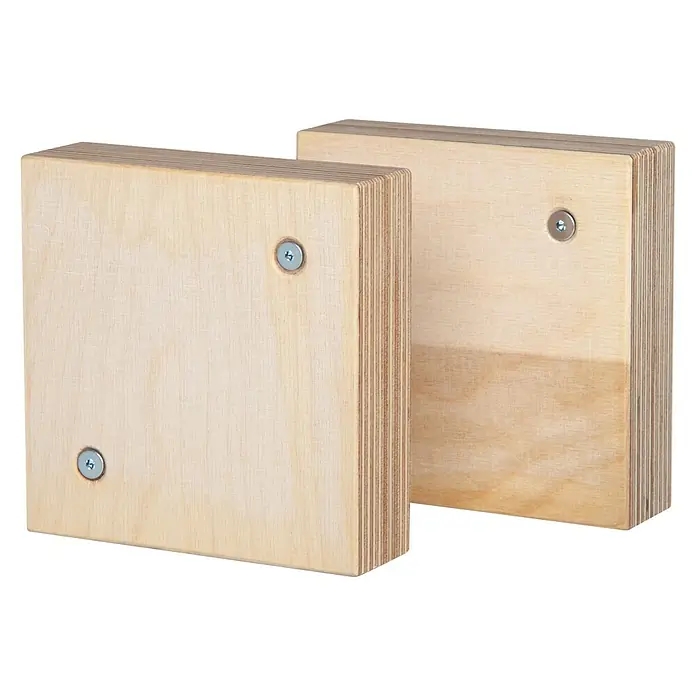 Ledvance Standfuß AIR KIT HORIZONTAL - Passend für: Ledvance UVC AIR V70 WT EU, Braun - Zwei quadratische Holzblöcke, zusammengesetzt aus mehreren Schichten und mit Schrauben befestigt, stehen auf einer schwarzen Oberfläche.