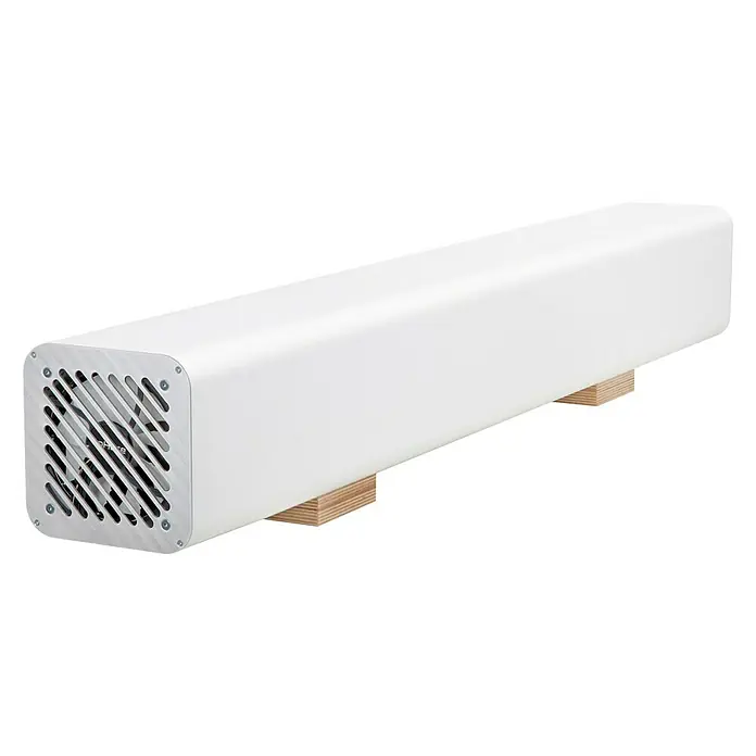 Ledvance Standfuß AIR KIT HORIZONTAL - Passend für: Ledvance UVC AIR V70 WT EU, Braun - Ein weißer, quaderförmiger Luftreiniger steht auf Holzklötzen und hat ein Gitter an der Stirnseite.