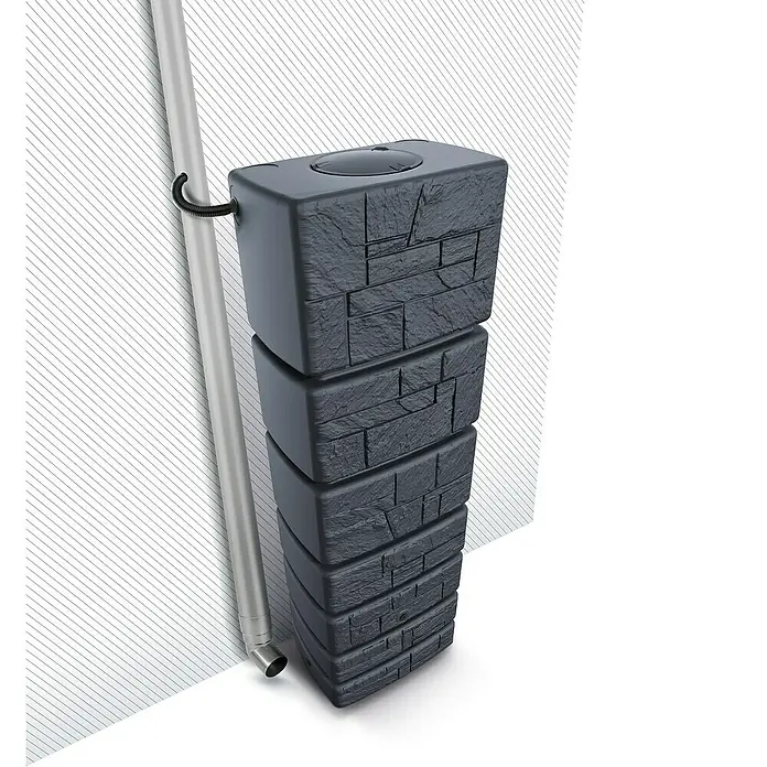 Regenspeicher Tower Stone - 350 l, Anthrazit - Regenwassertank in Steinoptik zur Gartenbewässerung. Der Tank ist an einem Fallrohr befestigt und speichert Regenwasser.