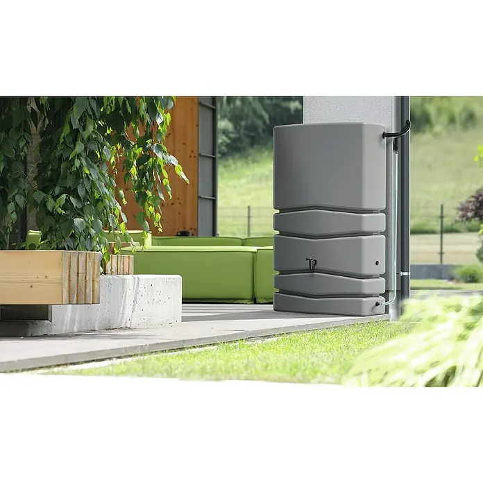 Regenspeicher Aqua Tower - L x B x H: 77,5 x 38,3 x 135 cm, 350 l, Hellgrau - Nahaufnahme eines modernen, grauen Regenspeichers neben einer Hauswand, der Regenwasser auffängt und eine nachhaltige Wassernutzung ermöglicht.