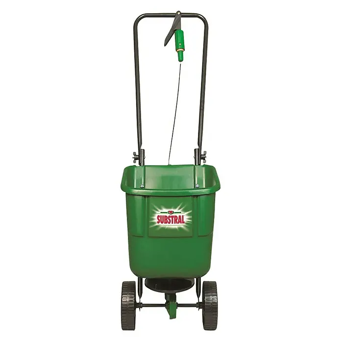 Substral Schleuderstreuwagen EasyGreen - Streubreite: 2 m, 12 l - Das Bild zeigt einen Substral-Düngerstreuer in Grün mit schwarzen Griffen und Rädern, ideal für die gleichmäßige Verteilung von Dünger im Garten.