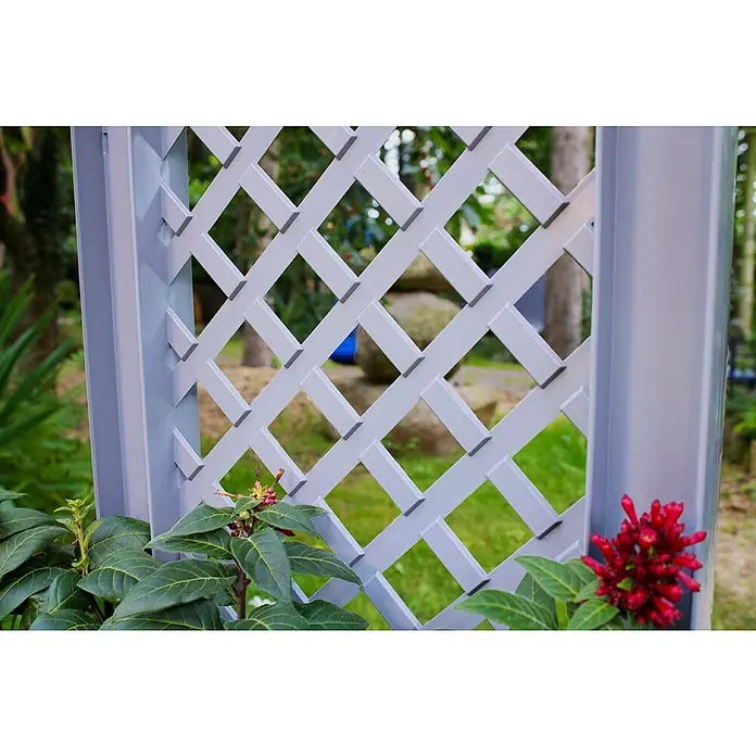 KHW Pflanzkasten - Außenmaß (L x B x H): 43 x 43 x 140 cm, Kunststoff, Grau, Mit Rankgitter, 2 Stk. - Nahaufnahme eines grauen Gartenlaubenpaneels mit Pflanzen und Blumen. Ideal für Garteninspiration und Dekoration.