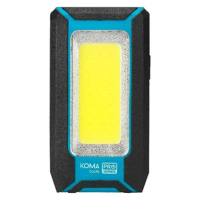 Koma Tools PRO Series Linterna - 2,5 x 6 x 11 cm, 500 lm - Primer plano de una luz de trabajo rectangular inalámbrica KOMA PRO, con una luz COB brillante rodeada de metal plateado y una carcasa resistente azul y negra.