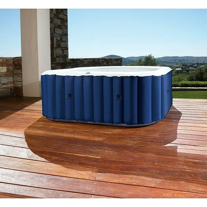 MSpa Mobil-Whirlpool Square Navy - L x B x H: 158 x 158 x 68 cm, Blau, 650 l - Aufblasbarer Whirlpool in Blau und Weiß auf einer Holzterrasse mit Blick auf eine malerische Landschaft.