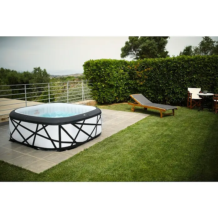 MSpa Mobil-Whirlpool Soho - L x B x H: 185 x 185 x 68 cm, Weiß/Schwarz, 930 l - Ein moderner aufblasbarer Whirlpool mit stilvollem Design, eingebettet in eine friedliche Gartenszene mit viel Grün und Entspannungselementen.