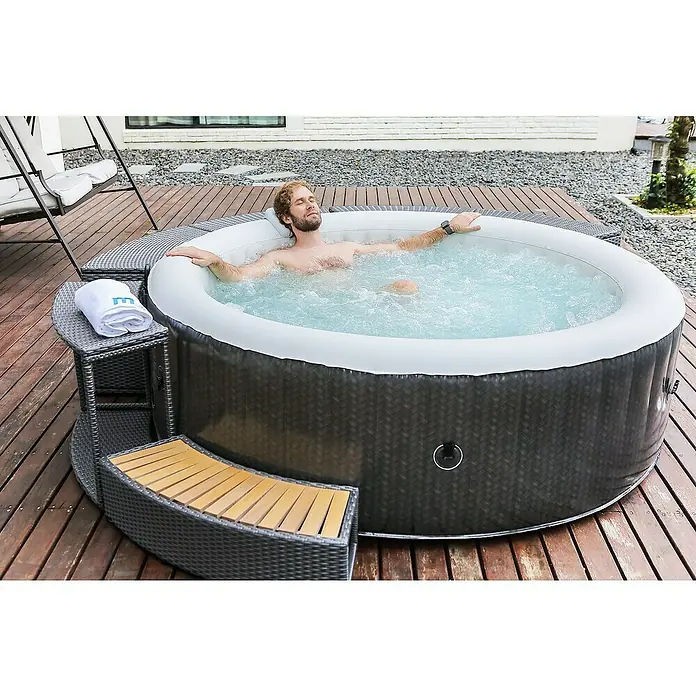 MSpa Mobil-Whirlpool OttomanØ x H: 204 x 70 cm, Grau, 930 l Use Shot