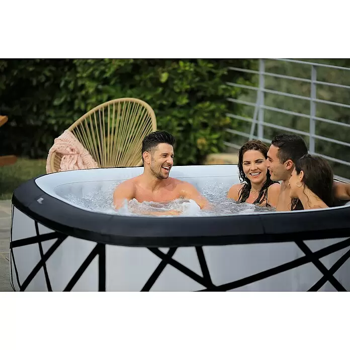 MSpa Mobil-Whirlpool Soho - L x B x H: 185 x 185 x 68 cm, Weiß/Schwarz, 930 l - Schwarz-weißer aufblasbarer Whirlpool mit geometrischem Muster, von Personen im Freien genutzt.