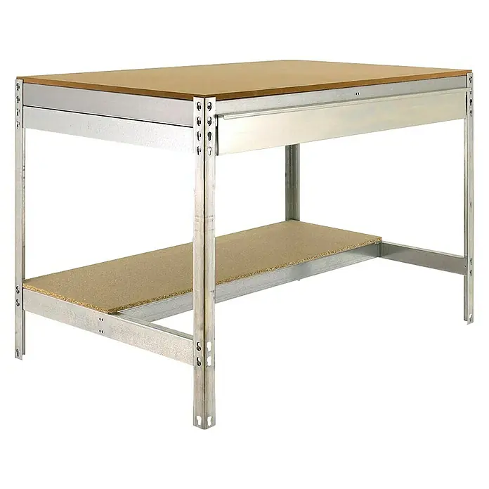 Simonrack Simonwork Werkbank BT0 Box 1500 - L x B: 76 x 151 cm, Arbeitshöhe: 84,2 cm, Belastbarkeit: 885 kg, Verzinkt/Holz - Diese Aufnahme zeigt eine Werkbank mit einer stabilen Tischplatte und einer Ablagefläche aus Holz, gestützt von einem robusten Metallrahmen.