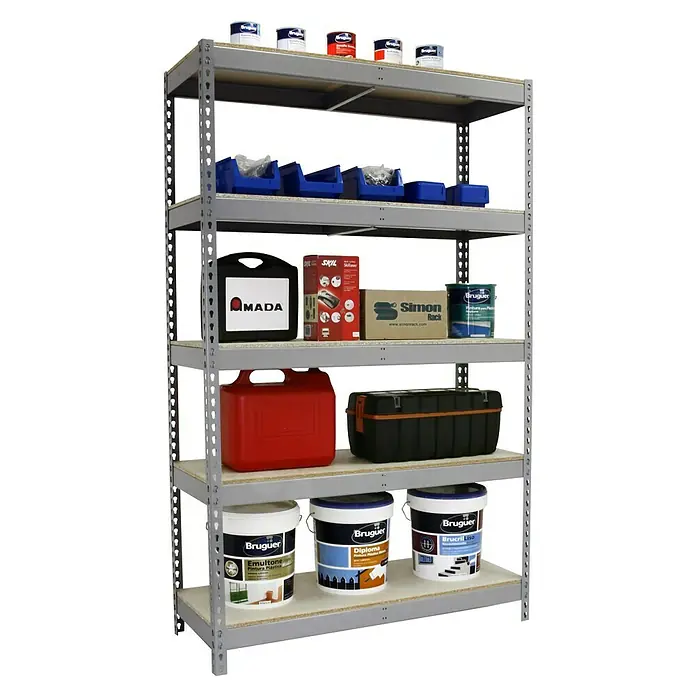 Simonrack Ecoforte Estantería para cargas pesadas Chipboard - Al x An x Pr: 200 x 120 x 60 cm, Capacidad de carga por balda: 400 kg, Número de baldas: 5 ud., Inserción, Gris grafito - Un estante de almacenamiento gris con cinco estantes llenos de varios artículos como cubetas de pintura, cajas y contenedores.