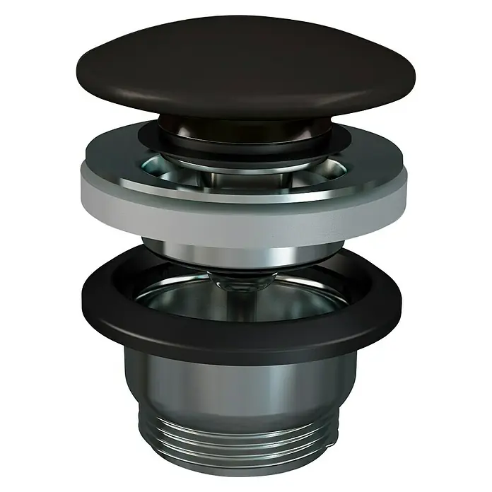 RAK Ceramics Waschtisch-Set - 55 x 46 cm, Ohne Spezialglasur, Hahnloch: Mitte, Mit Überlauf, Schwarz - Nahaufnahme eines schwarzen, runden Waschbeckenstöpsels mit silberner Basis und schwarzen Dichtungen, isoliert auf Schwarz.