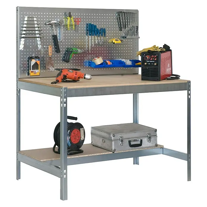 Simonrack Simonwork Werkbank Set BT2 1200 - Verzinkt/Holz, Breite: 121 cm - Werkbank mit Lochwand, Werkzeugen, Elektrogeräten und einer silbernen Werkzeugkiste auf der unteren Ablage, ideal für Heimwerker und Werkstätten.
