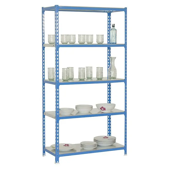 Simonrack Simonclick Metallregal Simonclick Plus - H x B x T: 200 x 100 x 50 cm, Traglast pro Boden: 180 kg, Anzahl Böden: 5 Stk., Stecken, Blau/Silber - Das Bild zeigt ein Regal mit blauem Gestell, auf dem Gläser, Geschirr und eine Flasche aufbewahrt werden, was eine praktische Aufbewahrungslösung darstellt.