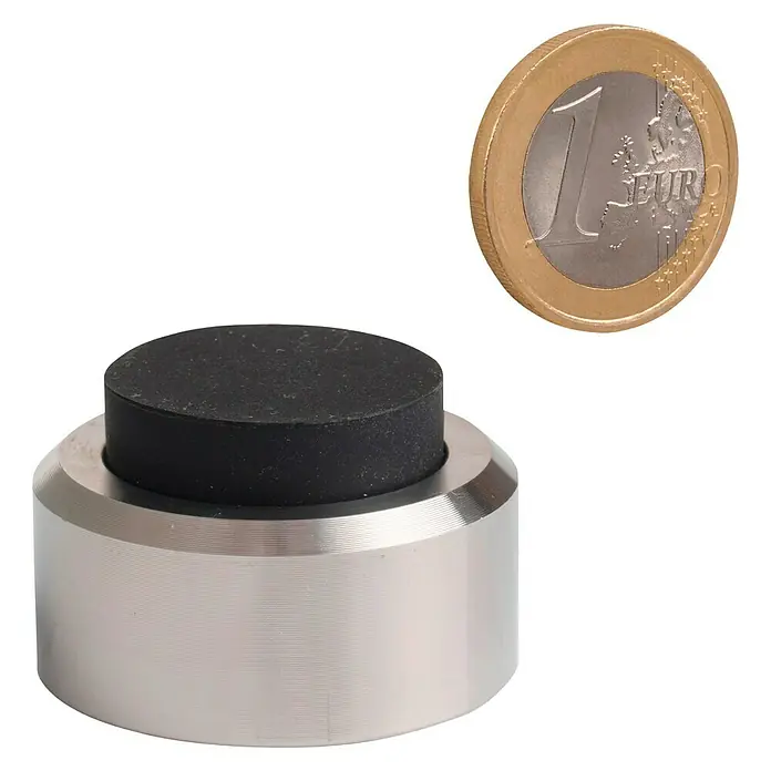 Wandtürstopper - Ø x H: 32 x 15 mm - Türstopper aus Metall und Gummi neben einer Euro-Münze zur Größenorientierung. Robustes Design für den täglichen Gebrauch.