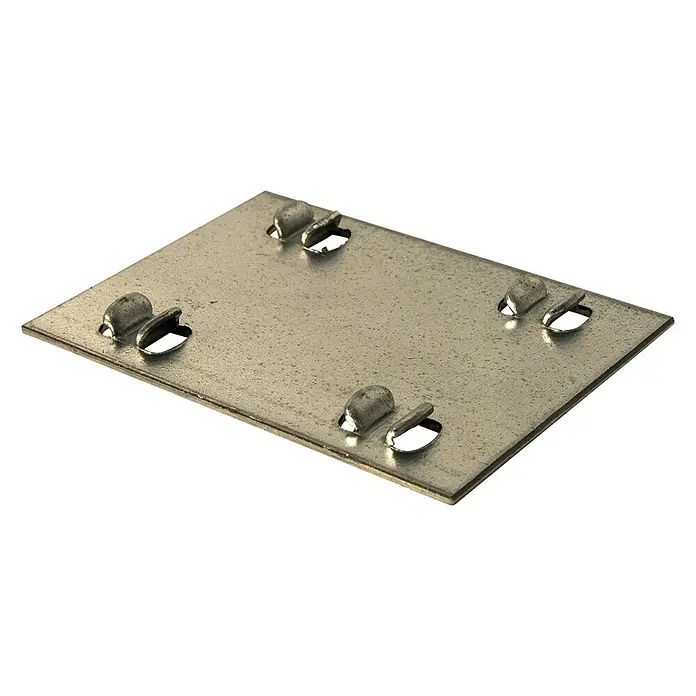 Simonrack Flachverbinder - L x B: 8,5 x 5,2 cm, Silber, Metall, 4 Stk. - Nahaufnahme einer metallenen Montageplatte mit angelöteten Befestigungsstiften auf schwarzem Hintergrund.