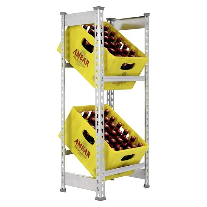 Simonrack Simonbottle Getränkekistenregal Bottleclick - H x B x T: 100 x 40 x 30 cm, Traglast Einlegeboden: 100 kg, Anzahl Böden: 2 Stk., Stecken, Silber - Regal mit zwei gelben Getränkekisten, gefüllt mit Ambar-Bierflaschen, die schräg auf den Regalböden liegen.