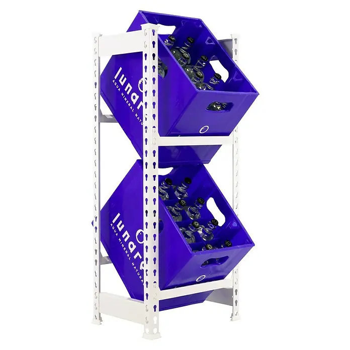 Simonrack Simonbottle Getränkekistenregal Bottleclick - H x B x T: 100 x 40 x 30 cm, Traglast Einlegeboden: 100 kg, Anzahl Böden: 2 Stk., Stecken, Weiß - Aufnahme eines Regalwagens mit zwei blauen Kisten Wasserflaschen, gestapelt und schräg darin gelagert.