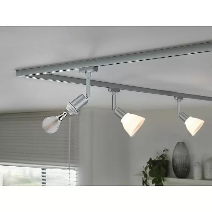 Paulmann URail LED-Spot DecoSystems - Lampenfassung: E14, Farbe: Chrom matt - Silberfarbenes Metall-Schienensystem mit Strahlern an der Decke; ein Strahler zeigt eine einzusetzende Glühbirne.