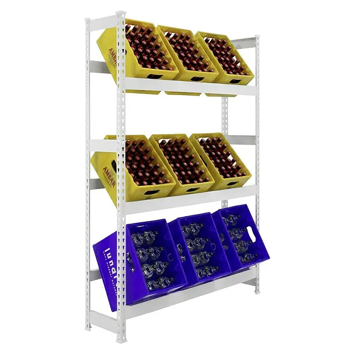 Simonrack Simonbottle Getränkekistenregal Bottleclick - H x B x T: 180 x 100 x 30 cm, Traglast Einlegeboden: 100 kg, Anzahl Böden: 3 Stk., Stecken, Weiß - Ein Regal mit gelben und blauen Getränkekisten, die mit Flaschen gefüllt sind. Die Regale sind weiß und die Kisten stehen schräg.