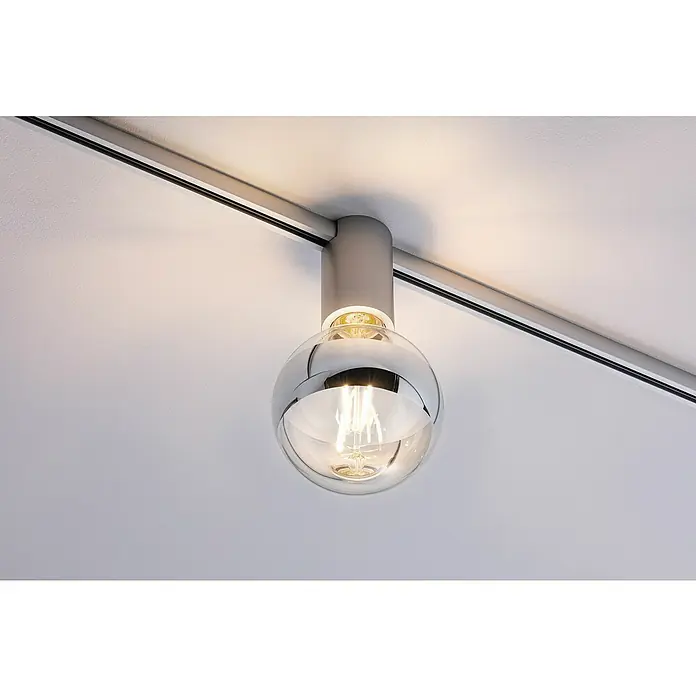 Paulmann URail Deckenleuchte Ceiling Socket - 20 W, Lampenfassung: E27, Chrom matt - Deckenleuchte mit einer runden, verchromten Glühbirne, die an einer grauen Schiene befestigt ist und warmes Licht ausstrahlt.