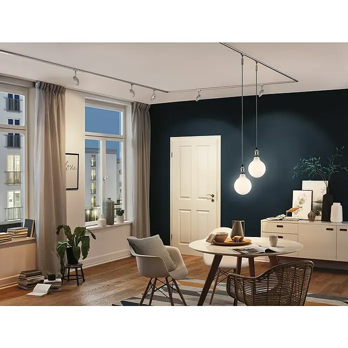 Paulmann URail Pendeladapter UniversalChrom - Einrichtungsidee mit zwei dekorativen Pendelleuchten und einem linearen Deckenstrahler-System, das eine moderne und stilvolle Beleuchtungslösung bietet.