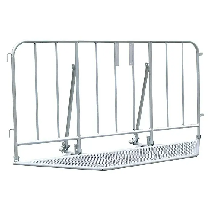 Schake Absperrgitter Typ U - 2,1 x 1,05 m - Eine silberne Absperrbarriere mit einem Gitterrostboden, ideal für Veranstaltungen oder Baustellen, die Sicherheit und Ordnung gewährleisten soll.