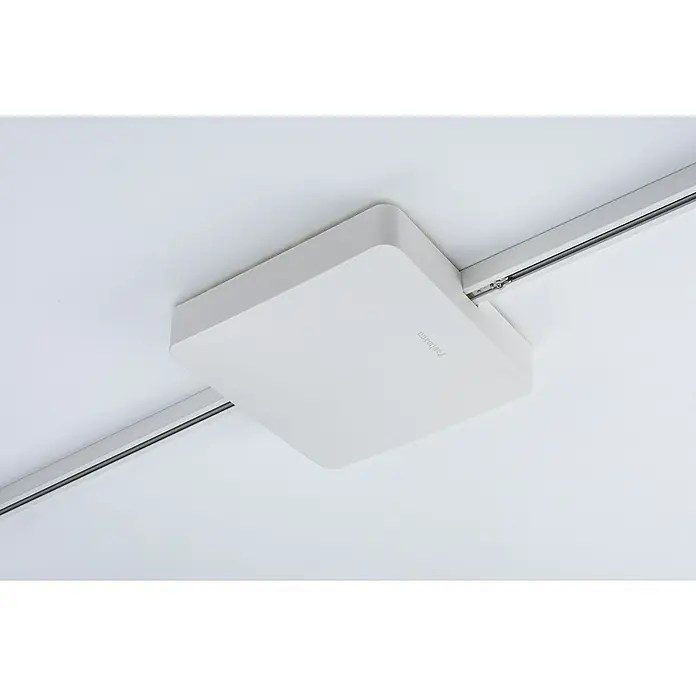 Paulmann URail Mittel-Einspeisung Zigbee - 300 W, Weiß - Nahaufnahme einer weißen, quadratischen Feuchtraumleuchte, die an einer weißen Schiene an einer weißen Decke montiert ist.