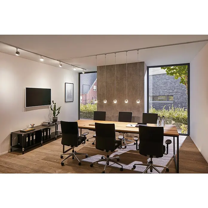 Paulmann URail Schienensystem - 1,8 x 200 cm - Konferenzraum mit Holztisch, schwarzen Bürostühlen, Schrank mit TV und moderner Deckenbeleuchtung.