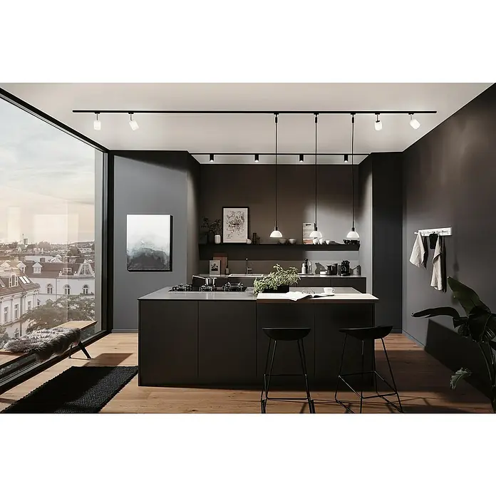 Paulmann URail LED-Spot Blossom10 W, Schwarz/Satin, G9, 1 Stk. - Elegante Küche mit dunkler Kücheninsel, minimalistischen Barhockern und moderner Beleuchtung. Die perfekte Mischung aus Stil und Funktionalität.
