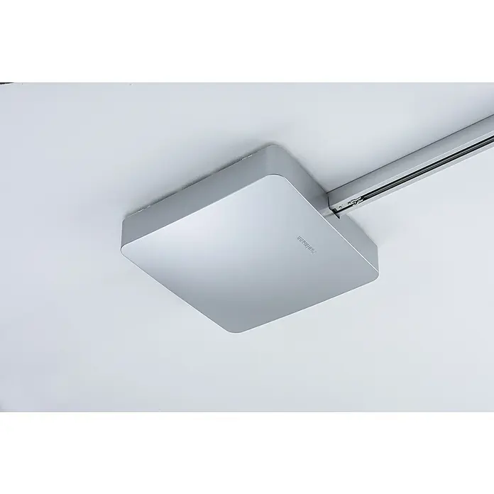 Paulmann URail Mittel-Einspeisung Zigbee - 300 W, Chrom - Nahaufnahme einer quadratischen, silberfarbenen Paulmann-Deckenleuchte mit Schienensystem an einer weißen Decke, modernes Design.
