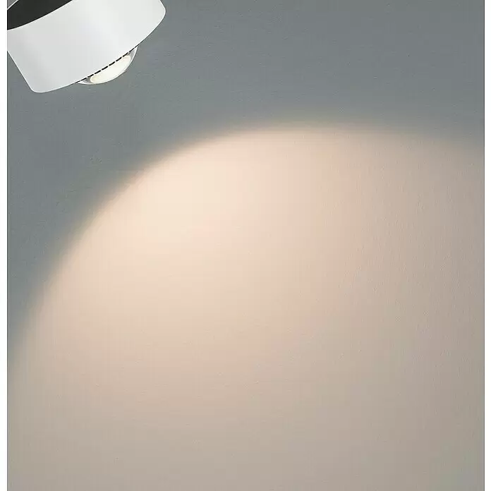 Paulmann URail LED-Spot Aldan - Weiß, Warmweiß, Ø x H: 9,8 x 17 cm - Weißer Strahler wirft einen warmen, hellen Lichtstrahl auf eine strukturierte Wand.