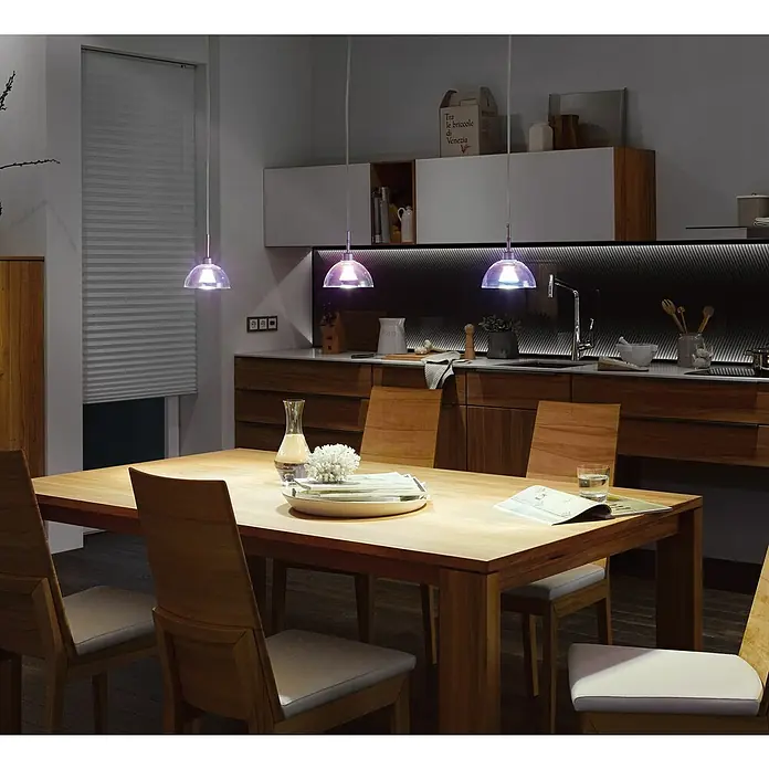 Paulmann URail Pendelleuchte Sarrasani - E14, Schwarz, Dichroic - Moderne Pendelleuchten über einem Holzesstisch mit Stühlen. Diese Lampen spenden sanftes Licht und schaffen eine warme Atmosphäre im Raum.