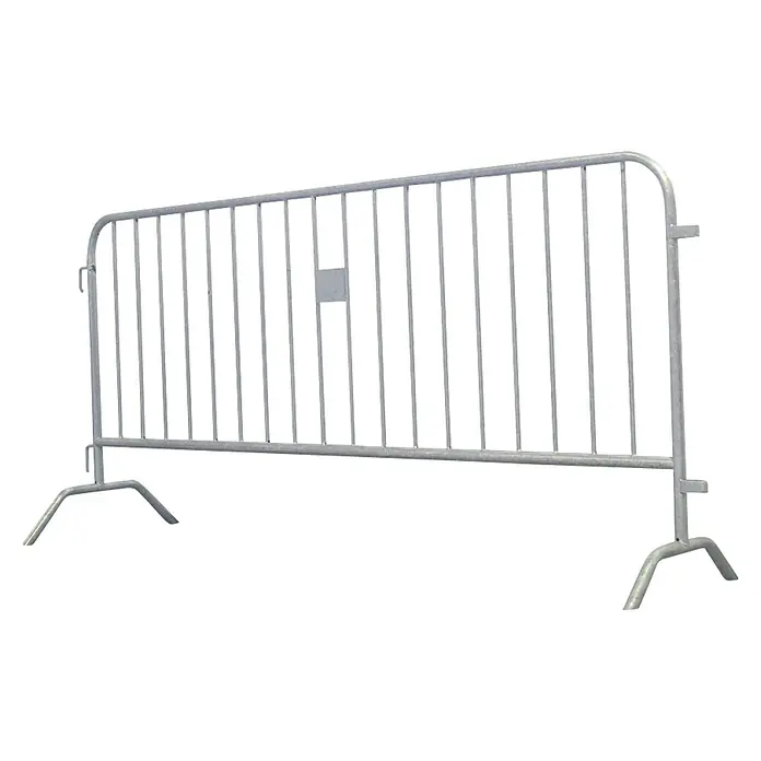 Schake Absperrgitter Typ D - L x H: 2.500 x 1.100 mm - Silberne Straßenabsperrung mit vertikalen Stäben und stabilen Füßen, ideal zur Lenkung von Menschenmengen bei Veranstaltungen.