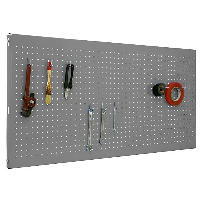 Simonrack Panelclick Lochwand - L x B: 90 x 40 cm - Graue Metall-Lochwand mit verschiedenen Werkzeugen wie Schraubenschlüsseln, einem Pinsel und Klebeband an Haken.