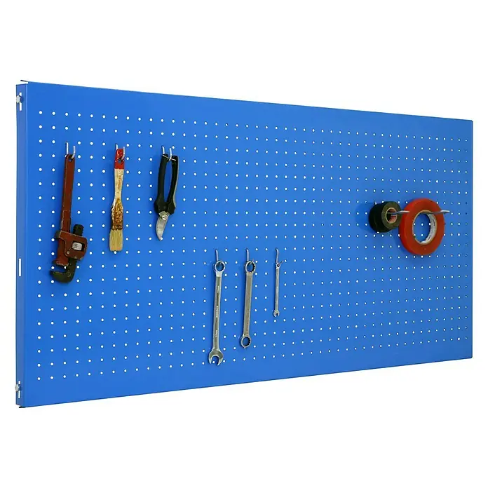 Simonrack Panelclick Lochwand-Set - 9 -tlg., B x L: 40 x 90 cm - Blaue Lochplatte zur Werkzeugaufbewahrung mit verschiedenen Werkzeugen, darunter Schraubenschlüssel, Zangen, Pinsel und Klebebandrollen.