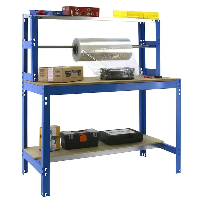 Simonrack Simonwork Werkbank BT4 1500 - L x B: 76 x 151 cm, Arbeitshöhe: 144,5 cm, Belastbarkeit: 600 kg, Blau - Ein dreistufiger, blauer Werkstatttisch mit einer Rolle Verpackungsfolie und verschiedenen Werkzeugen, die auf den Regalen platziert sind.