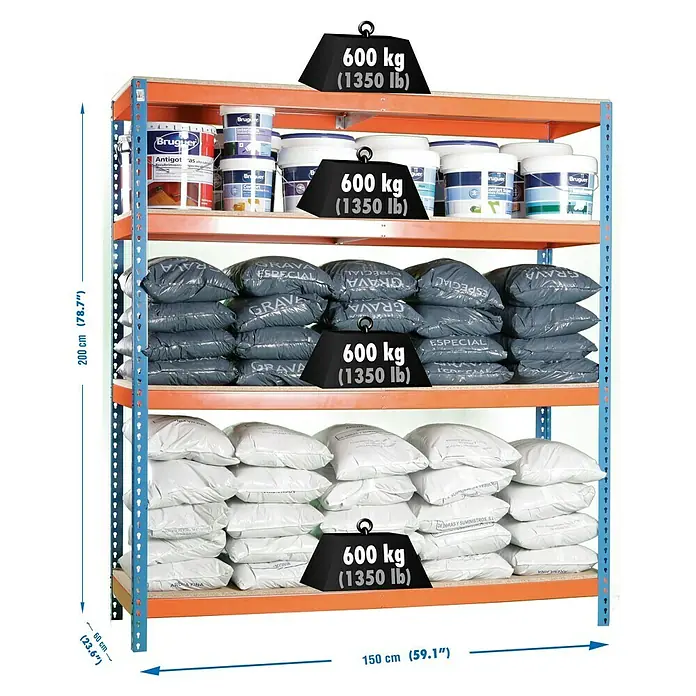Simonrack Simonforte Schwerlastregal Simonforte Chipboard - H x B x T: 200 x 150 x 60 cm, Traglast pro Boden: 600 kg, Anzahl Böden: 4 Stk., Stecken, Blau/Orange - Aufnahme eines Schwerlastregals mit vier Ebenen, beladen mit Farbeimern, Kies- und Sandsäcken, wobei jede Ebene mit 600 kg belastet ist.
