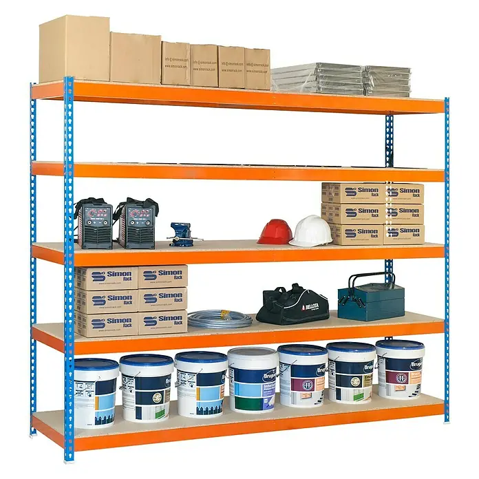 Simonrack Simonforte Schwerlastregal Simonforte Chipboard - H x B x T: 250 x 120 x 75 cm, Traglast pro Boden: 600 kg, Anzahl Böden: 5 Stk., Stecken, Blau/Orange - Regaleinheit mit fünf Ebenen, beladen mit Kartons, Werkzeug und Farbeimern, ideal für Lagerung und Organisation in Werkstatt oder Lager.