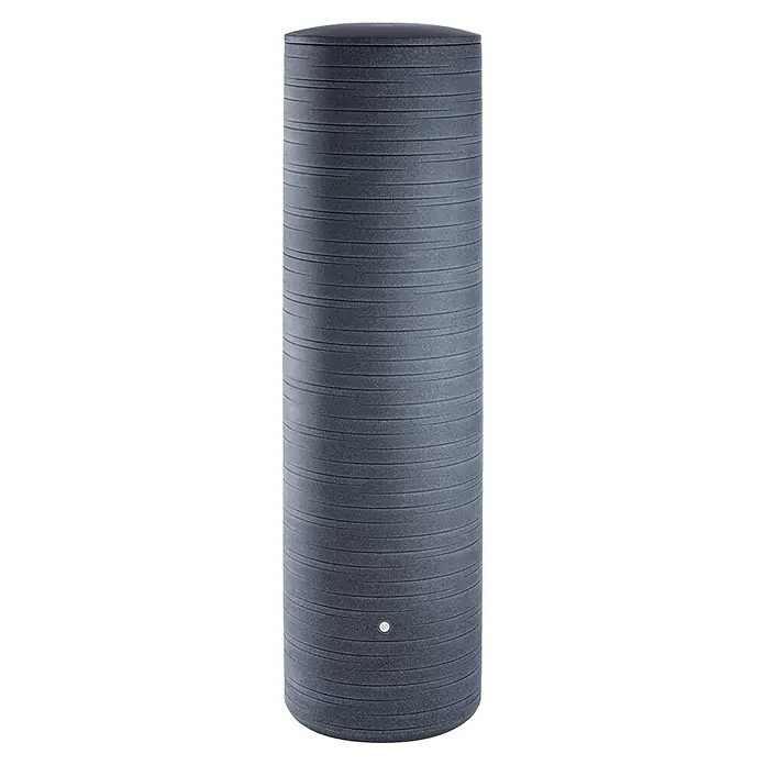 Arves Regenspeicher Novara - 500 l, Black Granit - Eine schwarze Regenwassertonne mit horizontalen Rillen, die zur Wassersammlung im Garten dient und umweltfreundlich ist.