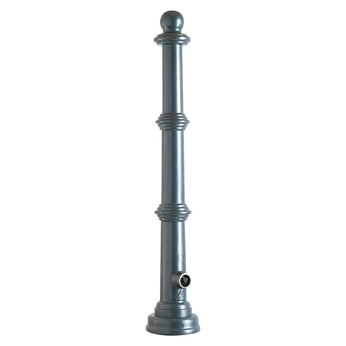 Schake Absperrpfosten Typ 495B - Typ: Stilpfosten, Aluminium, Anthrazit - Nahaufnahme einer grauen Absperrsäule mit kugelförmiger Spitze und dekorativen Rillen. Sie ist aus Metall und hat eine robuste Basis.
