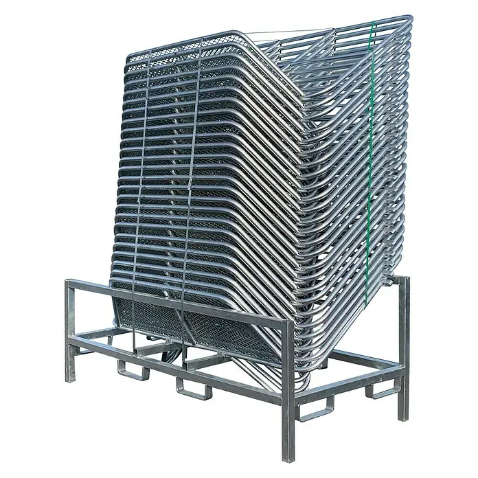 Schake Absperrgitter-Set Typ L - 2,1 x 1,1 m - Stapel von verzinkten Bauzäunen auf einer Metallpalette, gesichert mit einem grünen Band, ideal für Baustellen und Veranstaltungen.