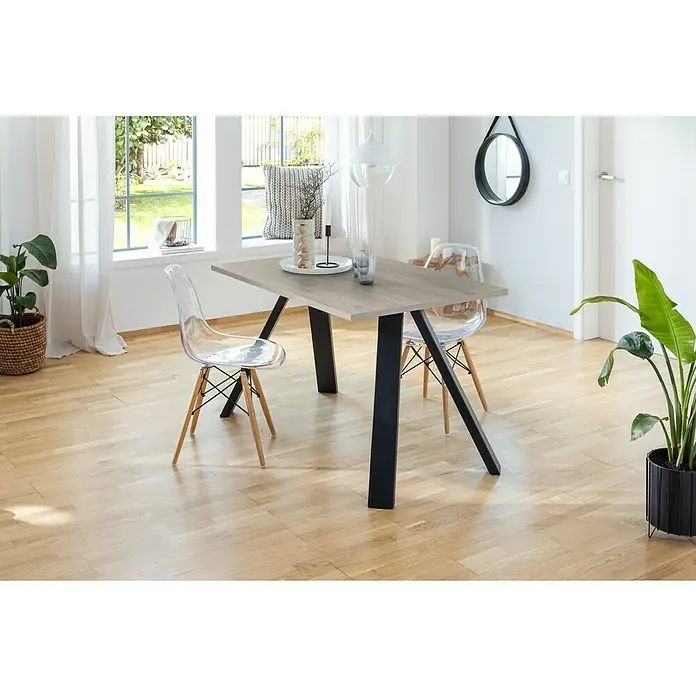 Tischplatte - Romantik Eiche, 120 cm x 80 cm x 25 mm - Ein Esstisch mit einer hellen Holzplatte und schwarzen Beinen steht in einem hellen Raum mit durchsichtigen Stühlen.