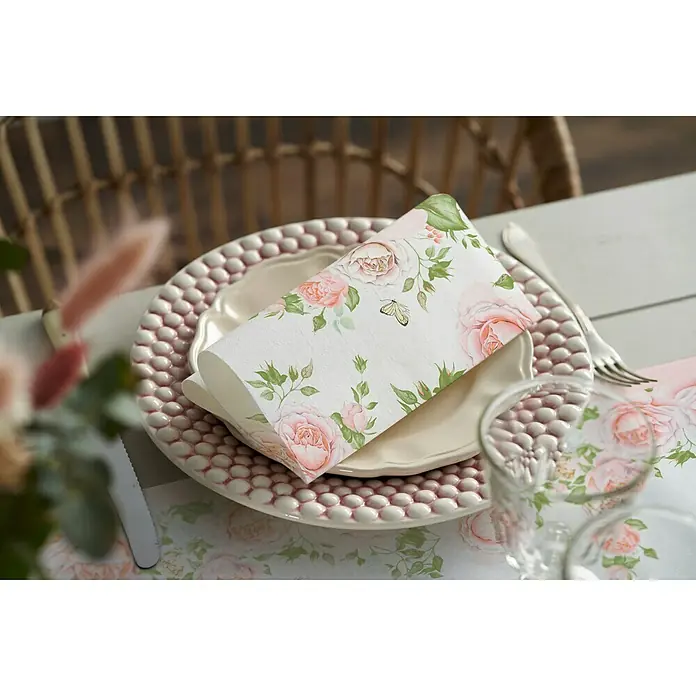 Duni Serviette - 20 Stk., 33 x 33 cm, Rose Glory - Ein Tischgedeck mit rosafarbenen Akzenten, inklusive eines Serviettenrings mit Rosenmuster, das dem Arrangement eine elegante Note verleiht.