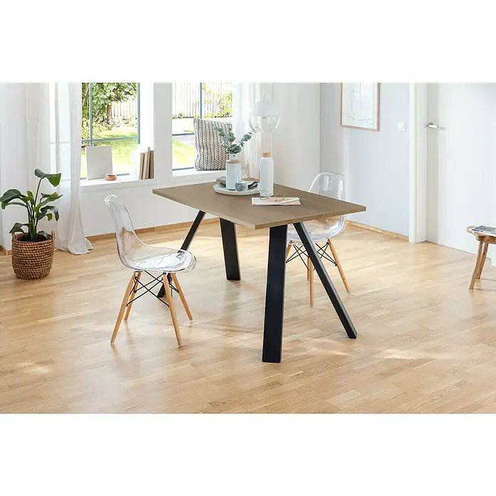 Tablero de mesa - Roble Robinson, 120 cm x 80 cm x 25 mm - Acogedor comedor con una mesa de madera moderna sobre patas negras, rodeada de sillas transparentes, que combina estilo y funcionalidad.