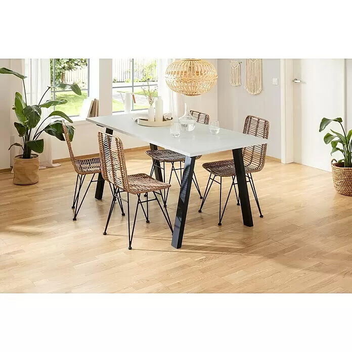 Tischplatte - Weiß, 180 cm x 80 cm x 25 mm - Esstisch mit weißer Platte und schwarzen Beinen, umgeben von vier Rattan-Stühlen, in einem modernen Esszimmer.
