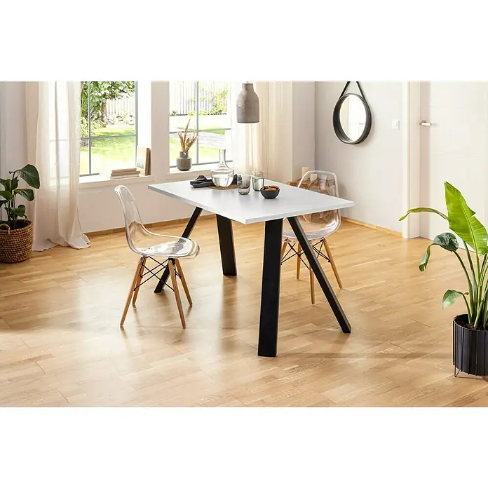 Tischplatte - Weiß, 200 cm x 90 cm x 25 mm - Ein Esstisch mit einer weißen Platte und schwarzen Beinen steht im Raum mit transparenten Stühlen. Der Tisch ist mit Geschirr dekoriert.